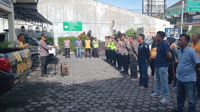 AKP Kumaidi memberikan arahan kepada jajaran personel saat apel di halaman Mapolsek, menyikapi viralnya video truk yang diduga mengangkut solar subsidi. (Foto:Sam)