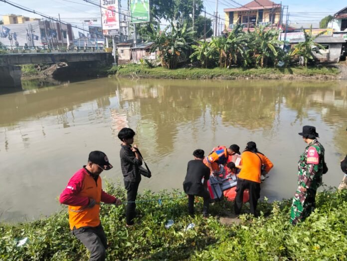 Basarnas, TNI, dan relawan melakukan proses evakuasi korban laka air di Sungai Jajar, Kelurahan Bintoro, Demak, Senin (24/11/2025). (Foto:Sam)