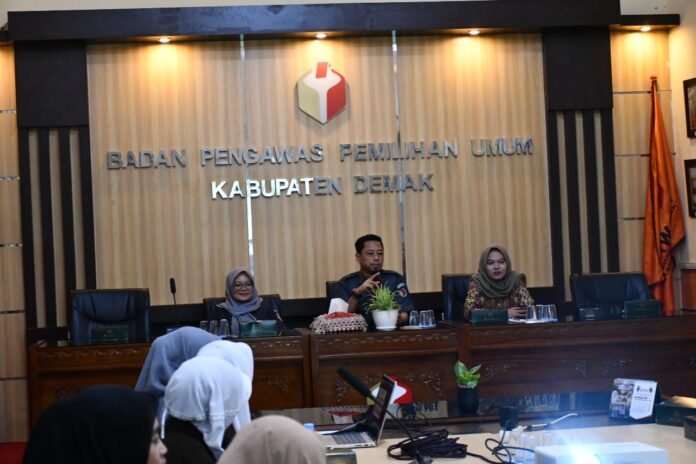 Rakor Bawaslu Kabupaten Demak, membahas PDPB sekaligus membentuk komunitas baru di Aula kantor Bawaslu Demak, Senin (24/11/2025). (Foto:Sam)
