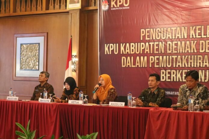 Rakor Bawaslu Kabupaten Demak, membahas PDPB sekaligus membentuk komunitas baru di Aula kantor Bawaslu Demak, Senin (24/11/2025). (Foto:Sam)