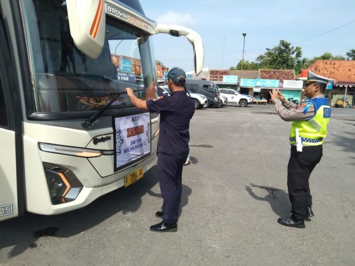 Pemeriksaan kesehatan pengemudi saat ramp check Satlantas Polres Demak di Terminal Bintoro, Selasa (25/11/2025). (Foto:Sam)