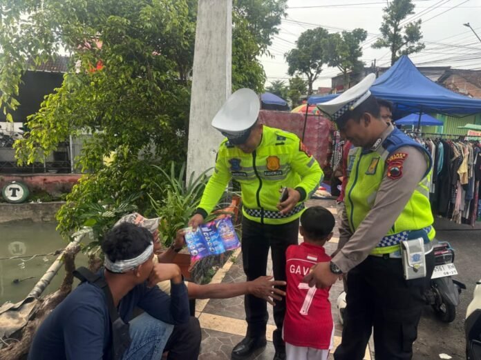 Polres Demak memberikan edukasi keselamatan berlalu lintas kepada warga saat Operasi Zebra Candi 2025. (Foto:Sam)