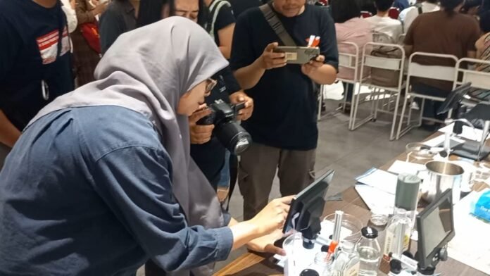 Pengecekan kandungan mikroplastik pada air, di Rumah Pohan Kota Lama Semarang, Selasa (25/11/2025). (Foto:Muhammad Miftahul Kamal)