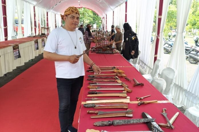 Koleksi keris dan pusaka dalam Pameran Tosan Aji di Pendopo Satya Bhakti Praja, Demak, Rabu (26/11/2025). (Foto: Sam)