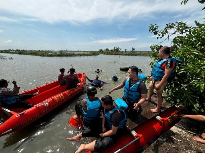 Polres Demak berlatih teknik evakuasi perairan menggunakan perahu karet di Sungai Jubar, Desa Klitih, Karangtengah, sebagai bagian dari peningkatan kesiapsiagaan menghadapi bencana banjir, Kamis (27/11/2025). (Foto: Sam)