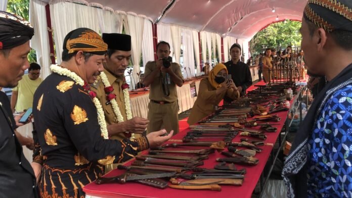 Wabup Demak, meninjau deretan koleksi keris dalam Pameran Tosan Aji 2025, yang menampilkan lebih dari seratus bilah keris dari berbagai daerah. (Foto: Sam)