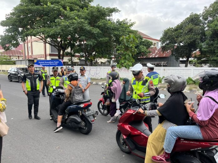 Polres Karanganyar saat melakukan pemeriksaan kelengkapan pengendara. (Foto : Dokumen Sat Lantas)