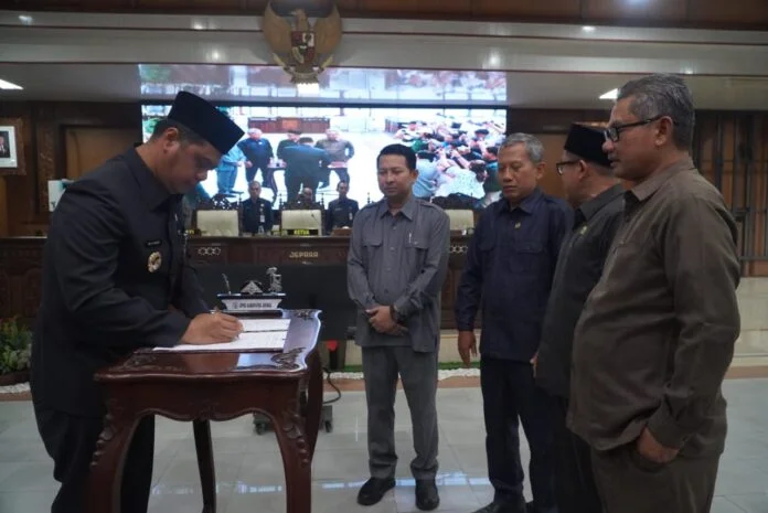 Witiarso Utomo menghadiri Rancangan Anggaran Pendapatan dan Belanja Daerah (RAPBD) 2026 resmi disetujui dalam Rapat Paripurna DPRD Jepara, Kamis (27/11/2025). (Foto : Nizar)