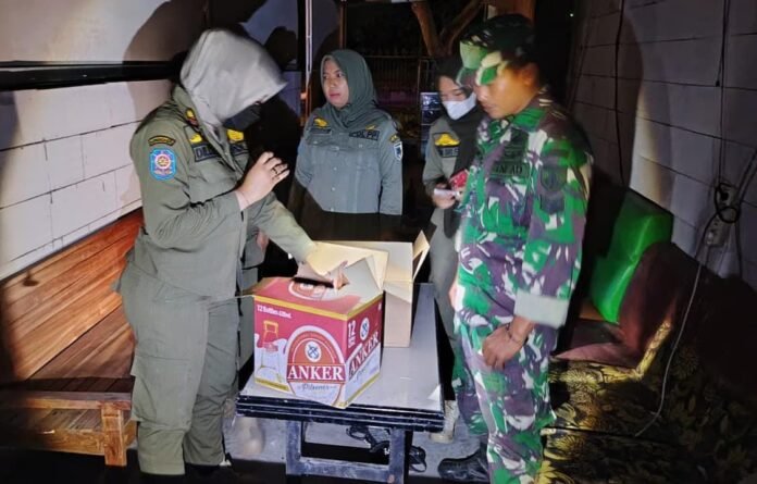 TNI memeriksa dan menyita minuman beralkohol saat operasi penertiban di sejumlah tempat karaoke. (Foto:Sam)