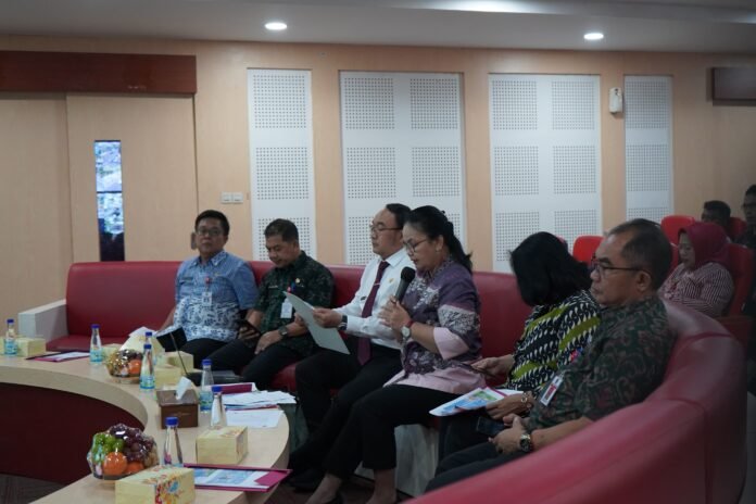 Agustina Wilujeng didampingi Pj Sekda dan Kepala DKK Kota Semarang saat mengikuti verifikasi dokumen pada penilaian kota sehat Swasti Saba pada Agustus lalu. (Foto : Dok Pemkot Semarang)