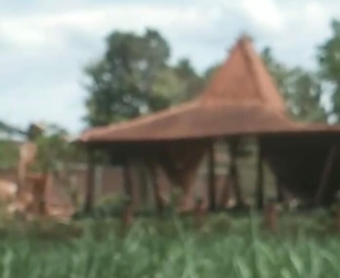 Rumah berbentuk joglo, robohkan sendiri oleh pemiliknya. (Foto : Istimewa)