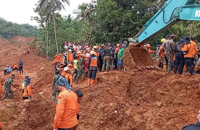 Pencarian Korban Longsor