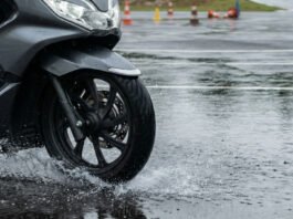 Pengereman motor matic yang aman di jalan licin. (Foto : Dok Honda)