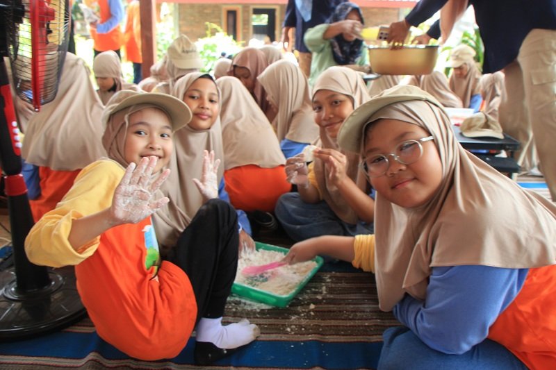 Para siswa SD Hj Isriati Baiturrahman 1 Semarang praktek bikin kerupuk