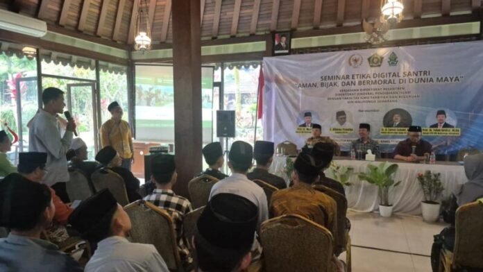Seminar Etika Digital Santri: Aman, Bijak, dan Bermoral di Dunia Maya, Kamis (13/11/2025). (Foto : Dok UIN Walisongo)