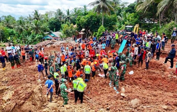tim sar gabungan pencarian korban longsor