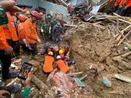 tim SAR gabungan pencarian korban longsor