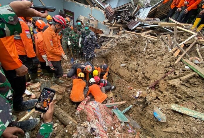 tim SAR gabungan pencarian korban longsor
