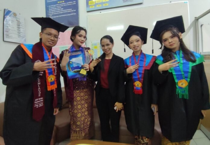 Wisuda terbaik STIKes Elisabeth Semarang