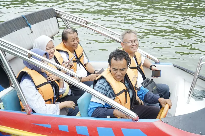 para pengunjung atraksi speed boat