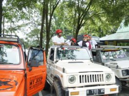 Para peserta naik jeep sebagai moda