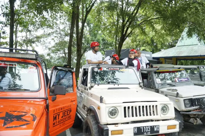 Para peserta naik jeep sebagai moda
