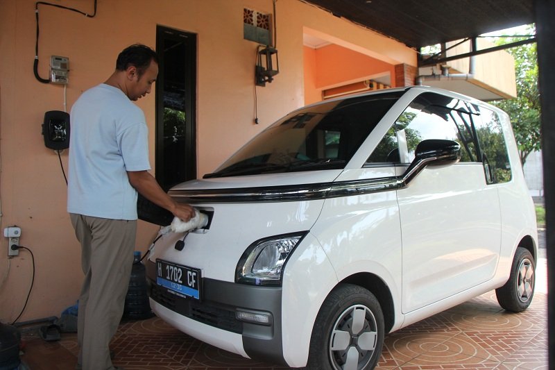 Sendy Septian mengisi daya mobil listrik