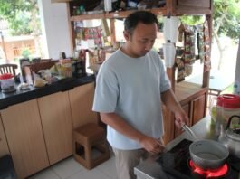 Sendy Septian saat menggunakan kompor listrik