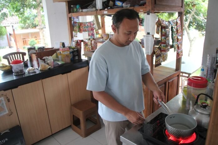 Sendy Septian saat menggunakan kompor listrik