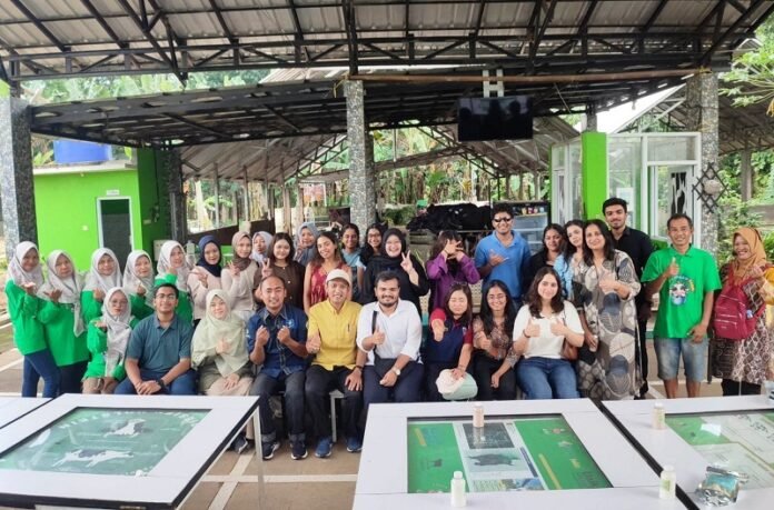 Foto bersama mahasiswa jgu