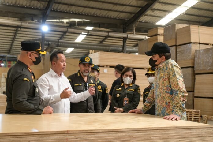 Willy Indra Yunan mendampingi Kepala Badan Karantina Indonesia (Barantin), Sahat M. Panggabean beserta jajaran kunjungan ke produsen kayu olahan PTHMI pada Sabtu (29/11/2025). (Foto : Dokumen)