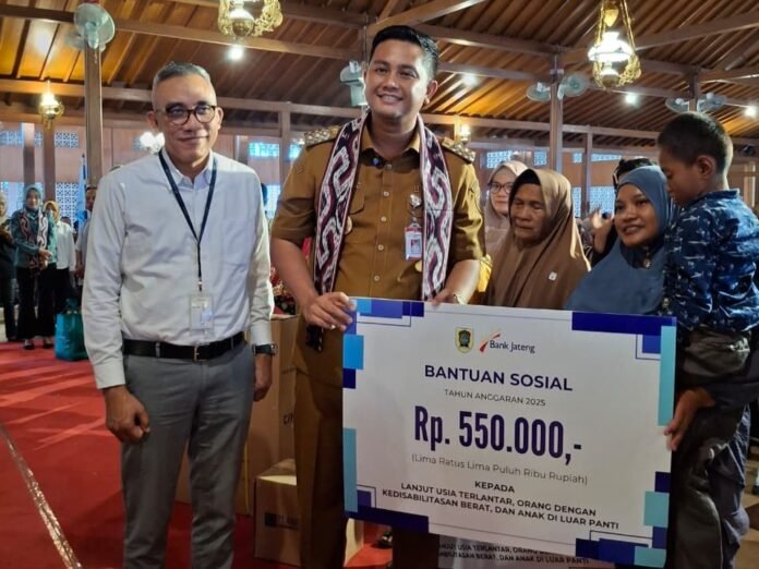 Bansos senilai Rp550.000 per penerima kepada 1.069 penerima dari kalangan lanjut usia (lansia) terlantar, penyandang kedisabilitasan berat, dan anak di luar panti yang berlangsung di Pendopo Marsudi Utomo, Kecamatan Pedan Kabupaten Klaten Jawa Tengah pada Selasa (4/11/2025). (Foto : Dok Bank Jateng)