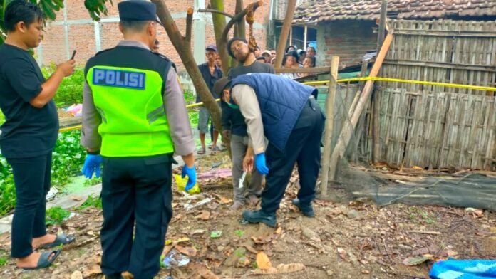 TKP di lokasi penemuan pria yang ditemukan tewas gantung diri di Kelurahan Betokan, Demak, Senin (1/12/2025). (Foto:Sam)