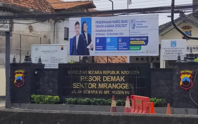 Polsek Mranggen, tempat Kades Bedono AS diamankan sementara untuk dimintai keterangan usai insiden penggerebekan yang sempat menghebohkan warga, Senin (1/12/2025). (Foto:Sam)