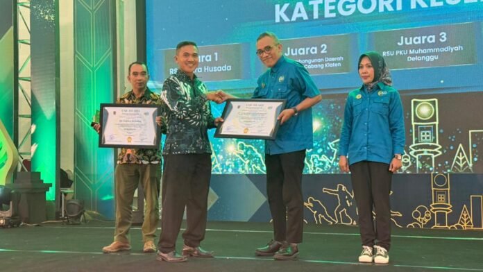 Bank Jateng Cabang Klaten menerima Penghargaan Juara 2 Kategori bidang Kesehatan, Rabu (19/11/2025). Kegiatan ini menjadi bukti sinergitas Bank Jateng dalam menjadikan Klaten Sejahtera. (Foto : Dok Bank Jateng)