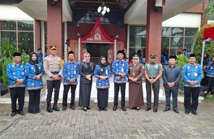Forkopimda dan ASN berfoto bersama seusai upacara peringatan HUT KORPRI ke-54 di halaman Setda Demak, Senin (1/12/2025). (Foto:Sam)