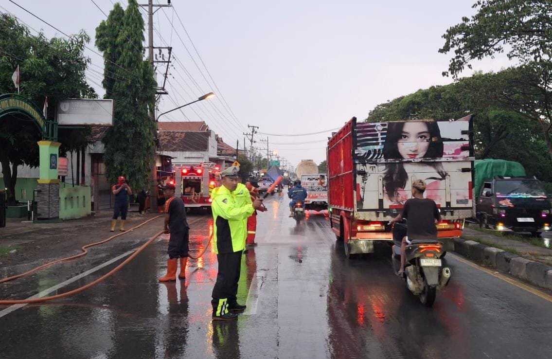 Pantura Semarang Demak Desa Karangsari dan Desa Pulosari, Kecamatan Karangtengah, Kabupaten Demak. (Foto : Sam)