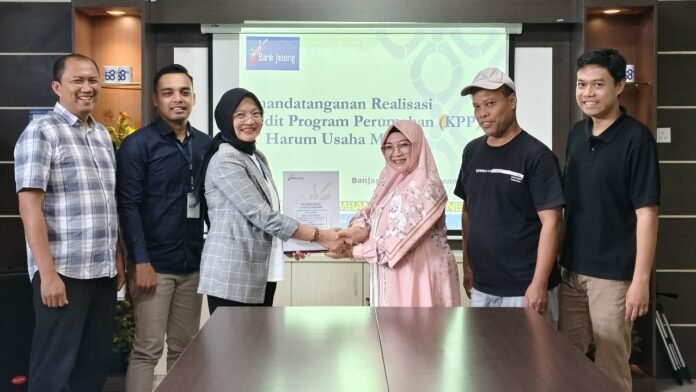 Pembiayaan Kredit Program Perumahan (KPP) antara Bank Jateng Cabang Banjarnegara dengan PT Harum Usaha Mandiri bertempat di Ruang Sidang Bank Jateng Cabang Banjarnegara pada Kamis, (27/11/2025). (Foto : Dok Bank Jateng)