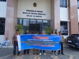 Depan Pengadilan Tipikor Semarang, Selasa (2/12/2025). (Foto:Kamal)