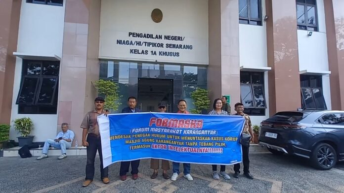 Depan Pengadilan Tipikor Semarang, Selasa (2/12/2025). (Foto:Kamal)