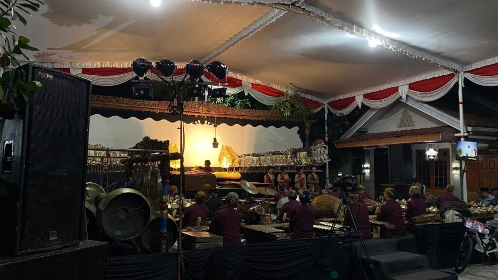 Seni Tradisional Wayang Kulit dengan Lakon Gatotkaca Winisuda di Desa Jati, Kecamatan Jaten, Kabupaten Karanganyar, belum lama ini. (Foto : Dok DPRD JATENG)