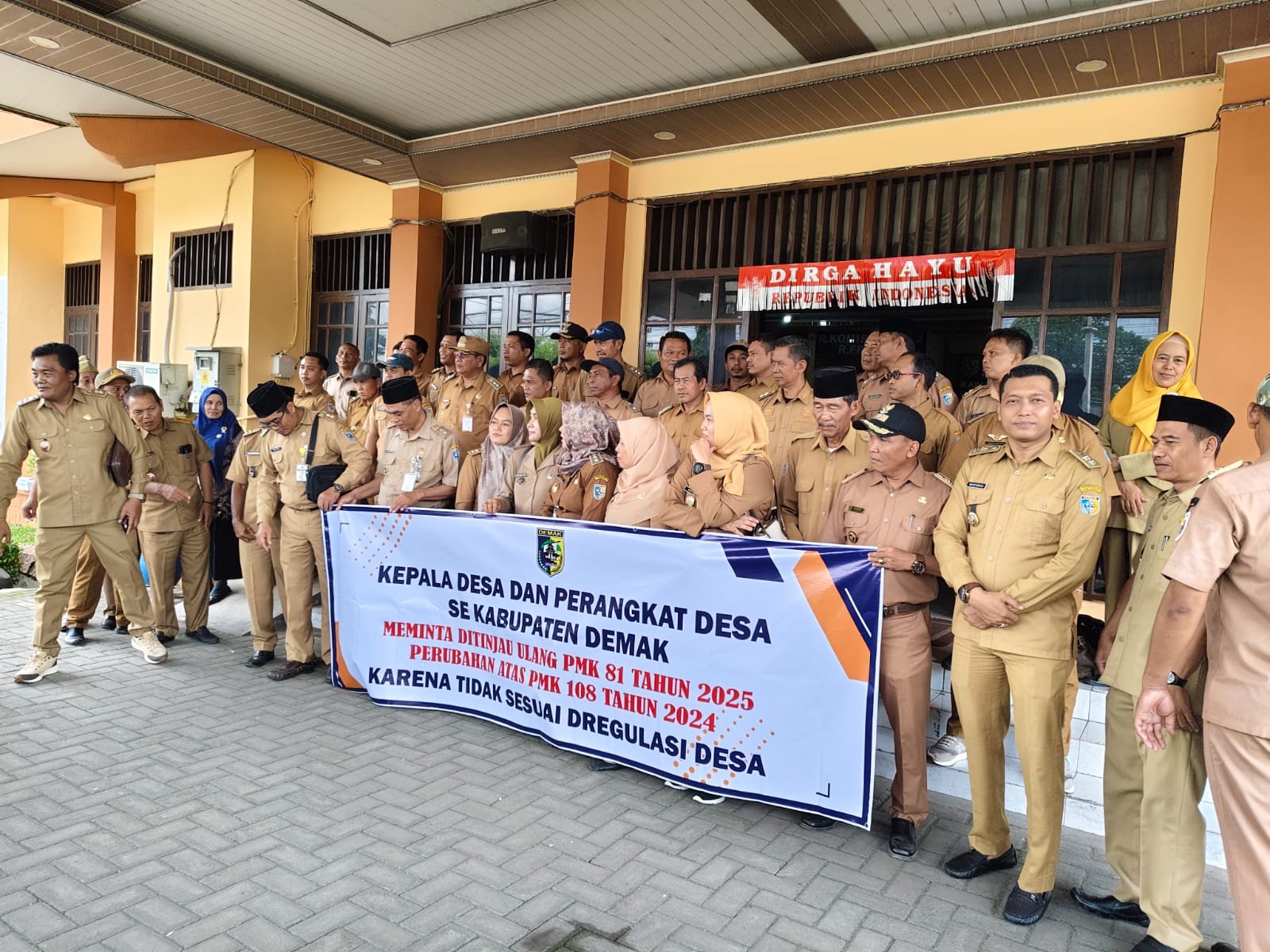 DPRD Demak Perangkat desa se-Kabupaten Demak menggelar aksi di depan Kantor DPRD Demak, menyuarakan penolakan terhadap PMK 81 Tahun 2025 yang dinilai menghambat pencairan Dana Desa non-earmarked. (Foto:Sam)