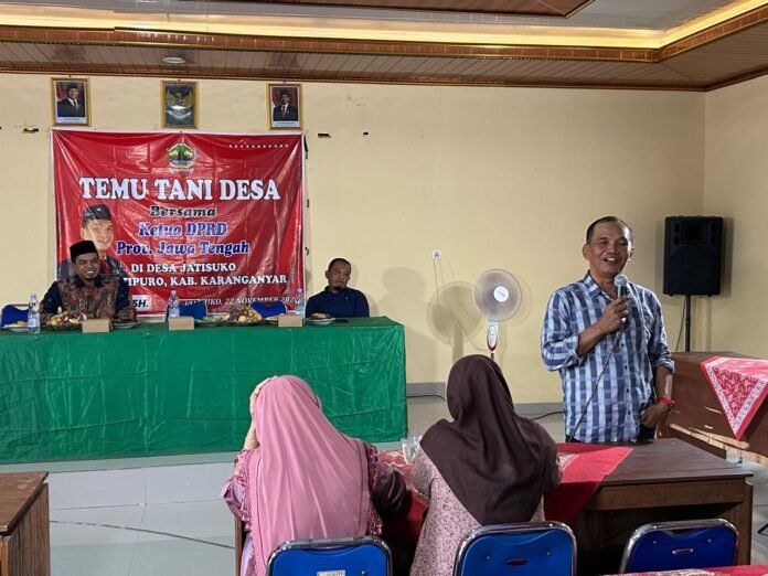 Sumanto saat berdialog dengan para petani dalam acara Temu Tani di Desa Jatisuko, Kecamatan Jatipuro, Kabupaten Karanganyar, belum lama ini. (Foto : Dok DPRD JATENG)