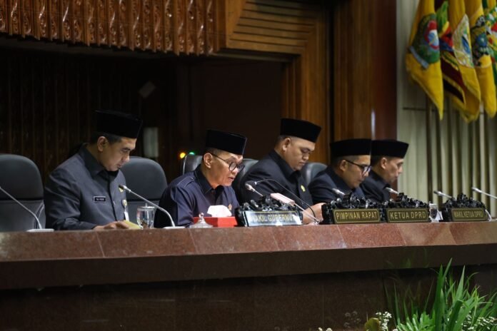 Sumanto saat memimpin Rapat Paripurna penetapan APBD 2026. (Foto : Dok DPRD Jateng)
