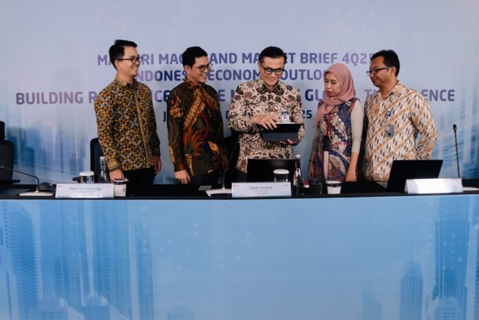 Andry Asmoro dalam Macro Economic Outlook 4Q2025, Senin (3/12/2025). (Foto : Dok Bank Mandiri)
