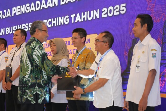 Budi Prakosa, yang hadir mewakili Wali Kota Semarang, Agustina Wilujeng penghargaan tingkat nasional atas capaian Kematangan Level 3 (Proaktif) dalam UKPBJ Maturity Level Assessment yang diselenggarakan oleh Lembaga Kebijakan Pengadaan Barang/Jasa Pemerintah Republik Indonesia (LKPP RI). (Foto : Dok Pemkot Semarang)