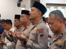 Ratusan personel Polres Demak menggelar salat ghaib dan doa bersama untuk korban bencana di Aceh dan Sumatra di Masjid Uswatun Hasanah, Kamis (4/12/2025). (Foto:Sam)