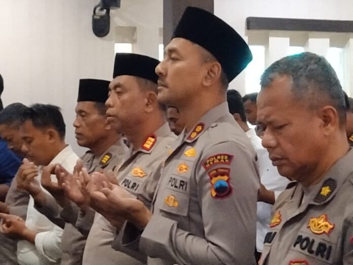 Ratusan personel Polres Demak menggelar salat ghaib dan doa bersama untuk korban bencana di Aceh dan Sumatra di Masjid Uswatun Hasanah, Kamis (4/12/2025). (Foto:Sam)