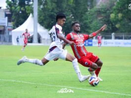 Melewati pemain Sang Maestro dalam laga lanjutan Liga 3 Nusantara, Kamis (4/12/2025).(Foto : Dokumen Persika)