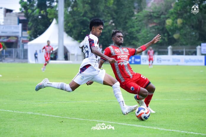 Melewati pemain Sang Maestro dalam laga lanjutan Liga 3 Nusantara, Kamis (4/12/2025).(Foto : Dokumen Persika)